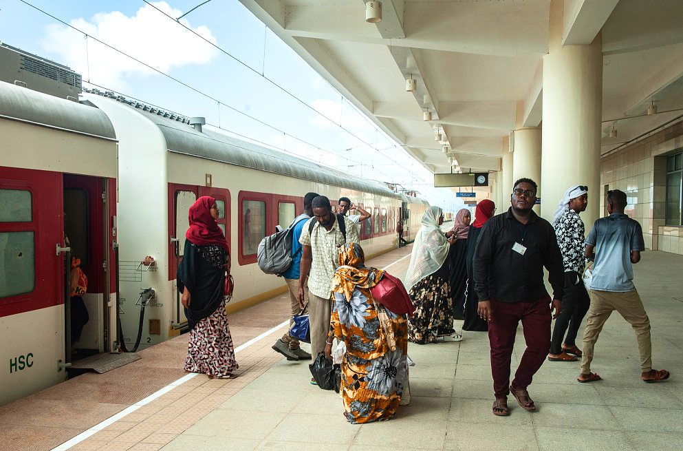À la gare ferroviaire de Nagad, à Djibouti, des passagers descendent d’un train en provenance d’Éthiopie.  VINCENT FOURNIER/JEUNE AFRIQUE-REA