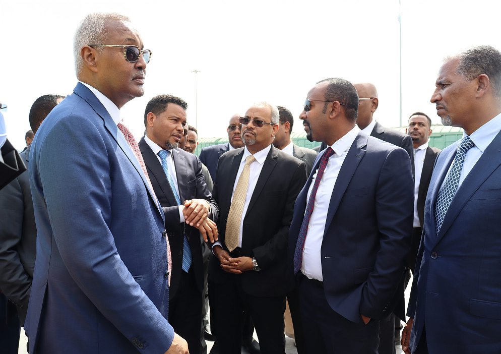 Le Premier ministre éthiopien Abiy Ahmed au port de Djibouti, en janvier 2026, aux côtés d’Aboubaker Omar Hadi (à gauche), président de l’Autorité des ports et des zones franches de Djibouti, et d’Abdoulkader Houssein Omar (au centre), ministre djiboutien des Affaires étrangères.DR