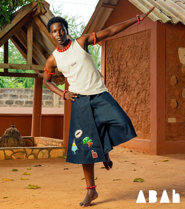 Le short en denim Avô Dédji, porté avec le top Hwè, figurant des motifs de scarifications traditionnelles. BYS APPIAH