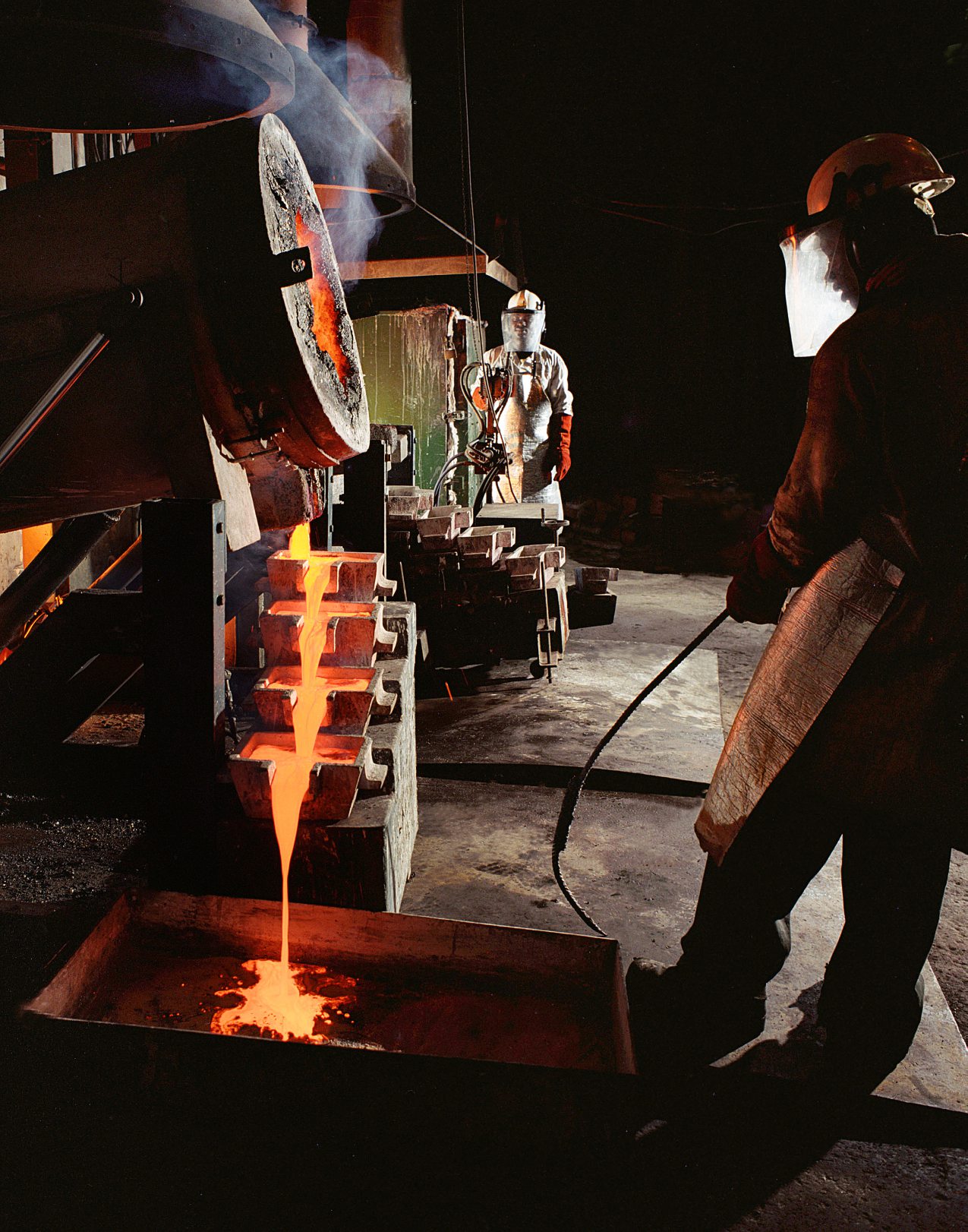 L’or fondu est versé dans des moules pour la fabrication des lingots. ALAMY