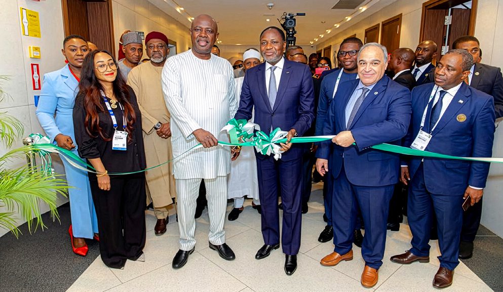 Mamadou Sangafowa Coulibaly, ministre ivoirien des Mines, du Pétrole et de l’Énergie, coupe le ruban lors de l’inauguration de la BAE, le lundi 2 février, aux côtés de son homologue nigérian Heineken Lokpobiri. DR
