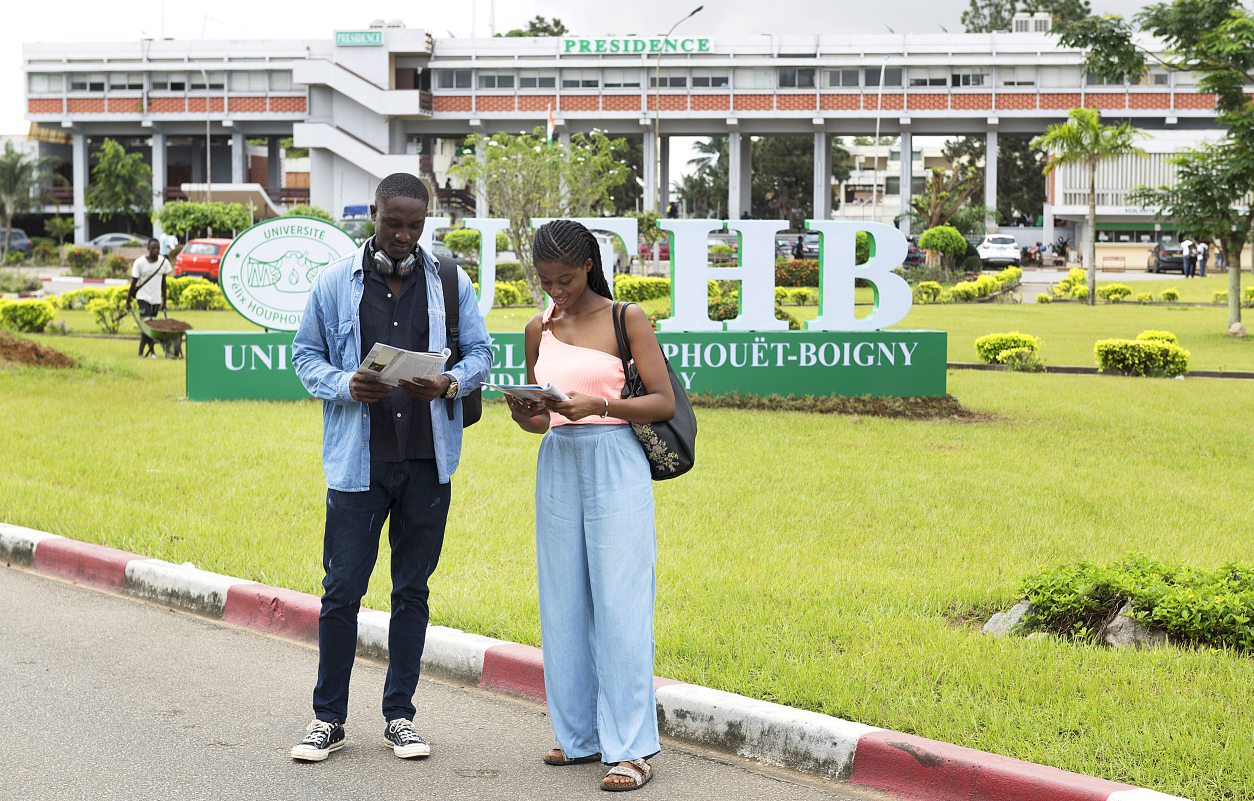 Devant l’université Félix Houphouët Boigny, à Abidjan. DR