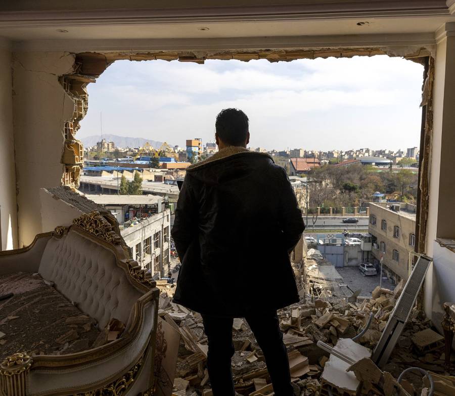 Le 14 mars 2026, un homme au milieu des décombres d’un immeuble détruit deux jours plus tôt par des frappes aériennes américaines et israéliennes, dans le quartier de Khani Abad, au centre-ville de Téhéran. GETTY IMAGES VIA AFP