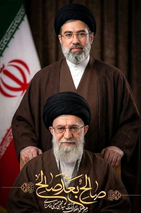 Mojtaba Khamenei (en haut) est nommé Guide suprême après la mort de son père, Ali Khamenei (en bas). DR