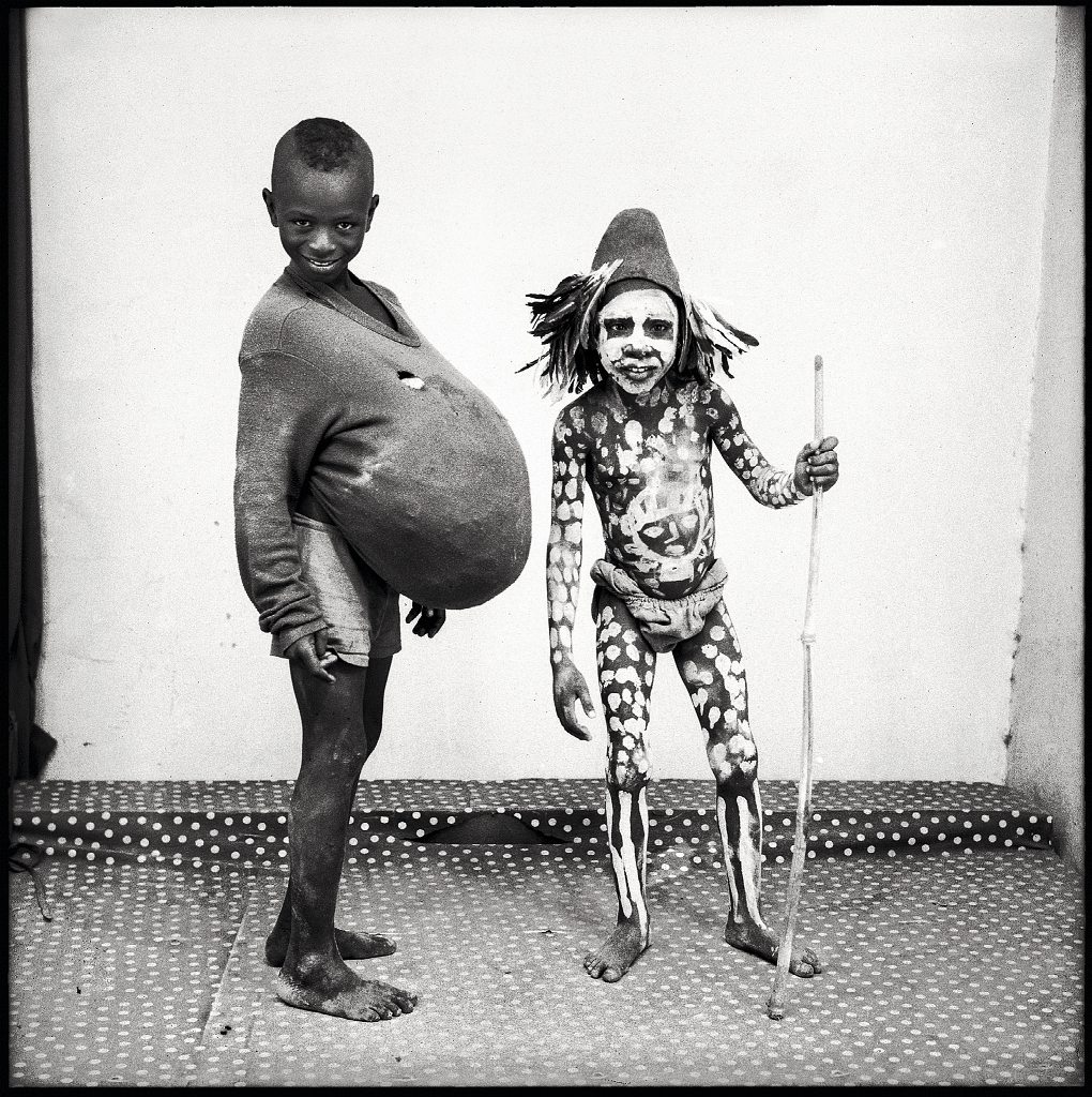 Yokoro [tradition malienne où les enfants se déguisent], Studio Malick, Bamako, 1983.