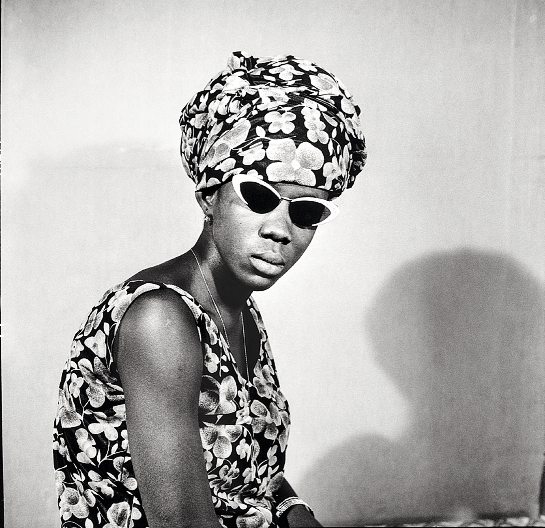 Mademoiselle Kadiatou Touré avec mes verres fumés, 1969.