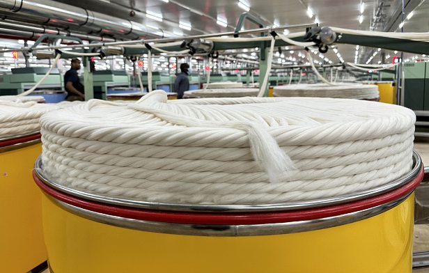 Mars 2024. Le coton est traité dans une usine textile de la zone industrielle de Glo-Djigbé (GDIZ). CHRISTINA PETERS/ZUMA-REA