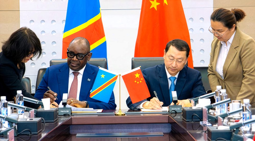 Le ministre des Mines congolais, Louis Watum, aux côtés du ministre des Ressources naturelles chinois Guan Zhi’ou. DR