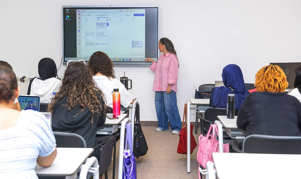Des étudiants assistent à un cours dans une salle de classe de l’Université Saint-Joseph de Côte d’Ivoire. JIHANE ZORKOT