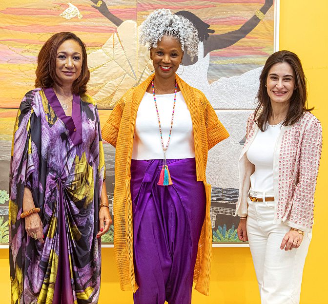 La ministre de la Culture et de la Francophonie Françoise Remarck, l’artiste Joana Choumali et la galeriste Farah Fakhri.PIMII PANGO