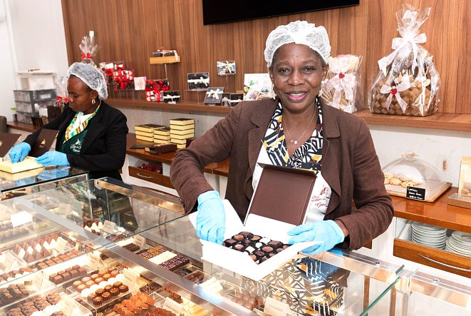 Une employée de l’Atelier du chocolat, à Abidjan. JIHANE ZORKOT