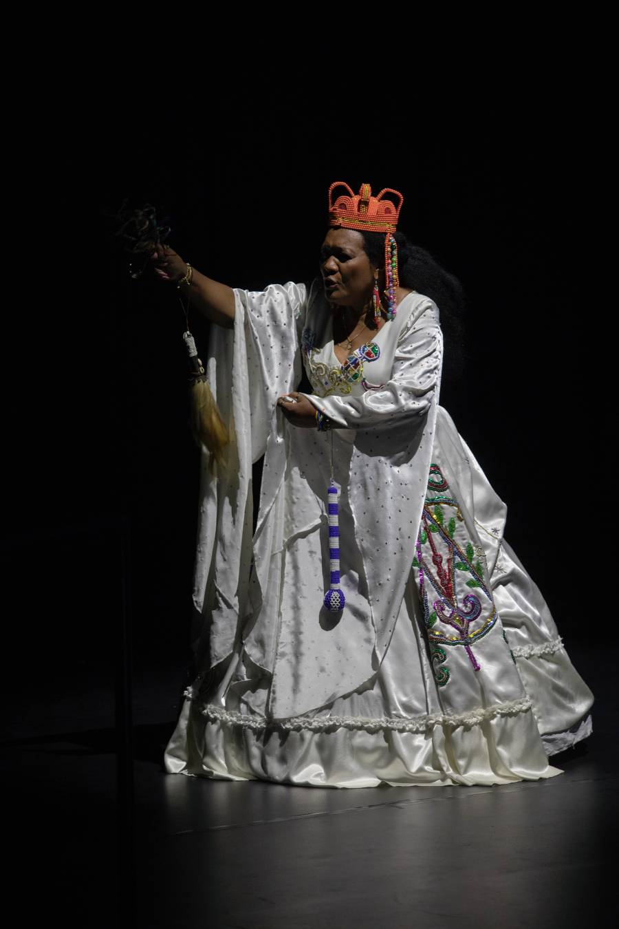 Carole Demesmin, Invoking Ayizan and Legba, Opening Blessing, Bwa Kayiman—Tout Moun se Moun, Haus der Kulturen der Welt (HKW), 2.8.2024. Photo: Silke Briel / HKW