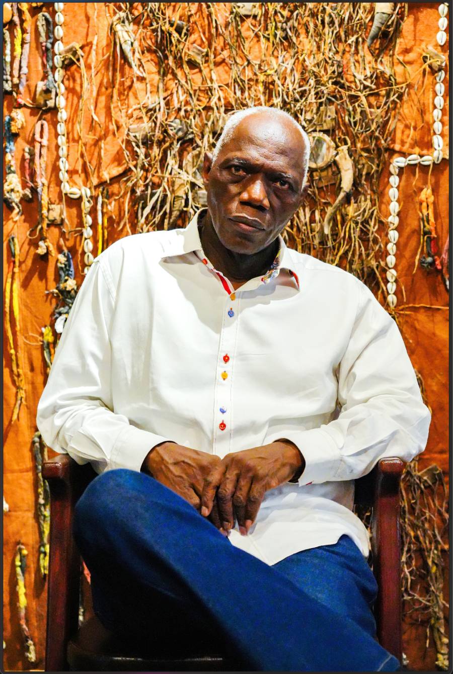 Portrait de l'artiste Abdoulaye Konaté. ©sewedo studio, courtesy Oh Gallery