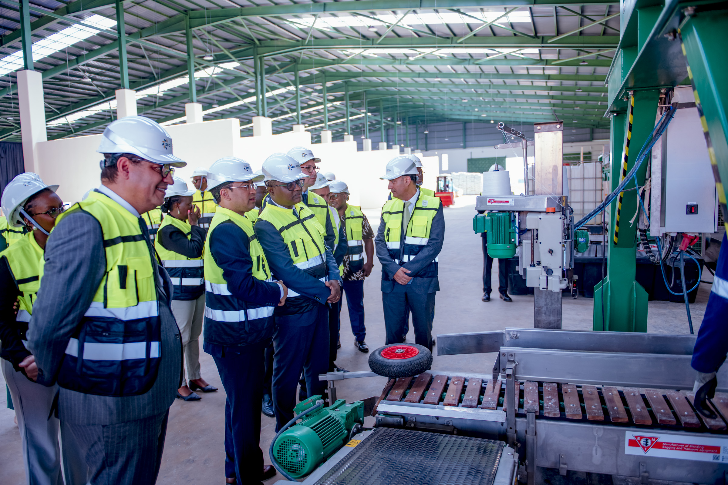 Le CEO Mohamed Anouar Jamali, au premier plan, avec le management de l’usine.