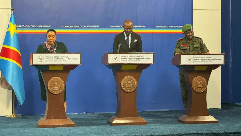 De gauche à droite: la ministre d'État des Affaires étrangères, Thérèse Wagner, le ministre de la Communication et porte-parole du gouvernement, Patrick Muyaya, et le porte-parole des Forces armées de la République démocratique du Congo (FARDC), le général Sylvain Ekenge, le 9 janvier 2025 à Kinshasa. © Paulina Zidi/RFI