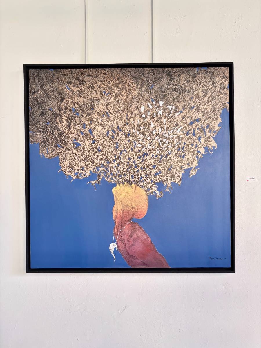 Pascal Konan Hypnos, 2026 Technique mixte (eau de Javel, acrylique, encre sur dénim), 120 x 120 cm. Jusqu’au 25 avril à la galerie Houkami Guyzagn, Abidjan. © Armelle Malvoisin