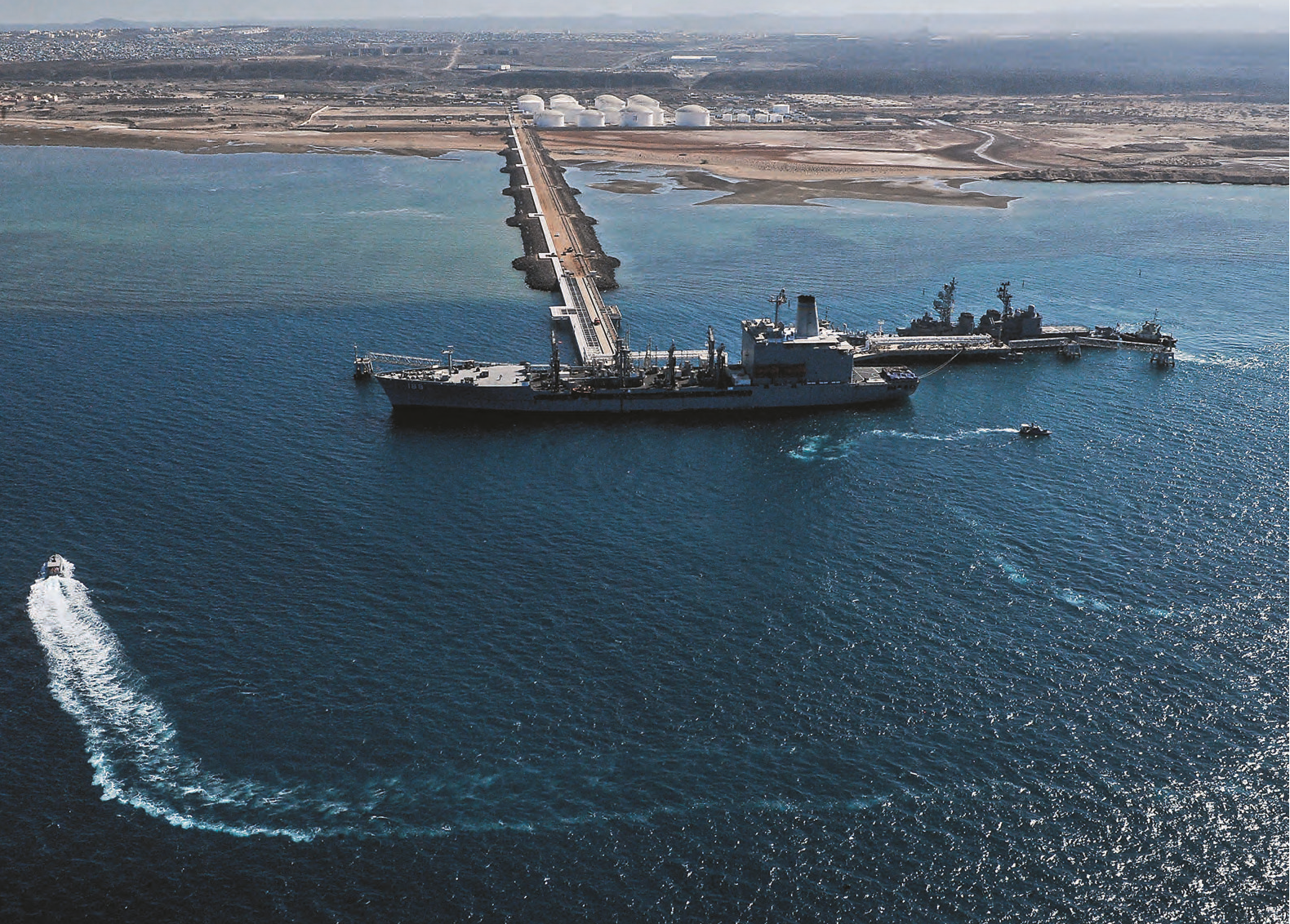 Le système portuaire a été reconnu comme offrant une véritable expertise numérique et logistique par la Banque mondiale. Le complexe pétrolier de Doraleh a notamment la possibilité d’accueillir des navires ayant un tirant d’eau de 20 mètres. VINCENT FOURNIER/JEUNE AFRIQUE