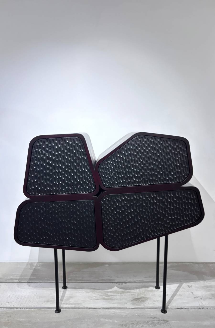 Sebime Gnagne Agnéro Lath Casimir Meuble Carrefour, 2026 Bois rouge et piétement métallique, 115 x 147 x 40 cm Jusqu’au 30 mai à la Fondation Donwahi, Abidjan. © Armelle Malvoisin