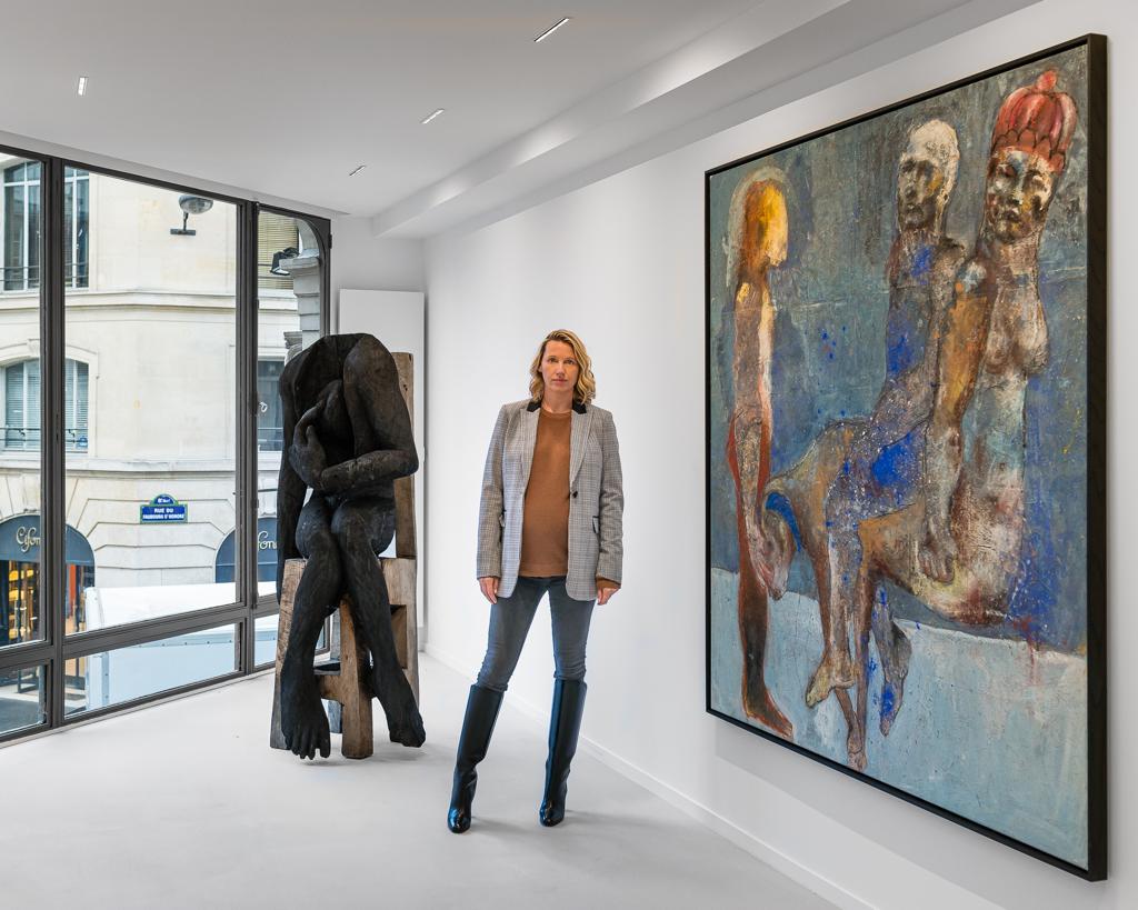 ​  Dans sa nouvelle galerie. À sa gauche, une peinture de Sadikou Oukpedjo. Et au fond, une sculpture de Jems Koko Bi.GRÉGORY COPITET  ​