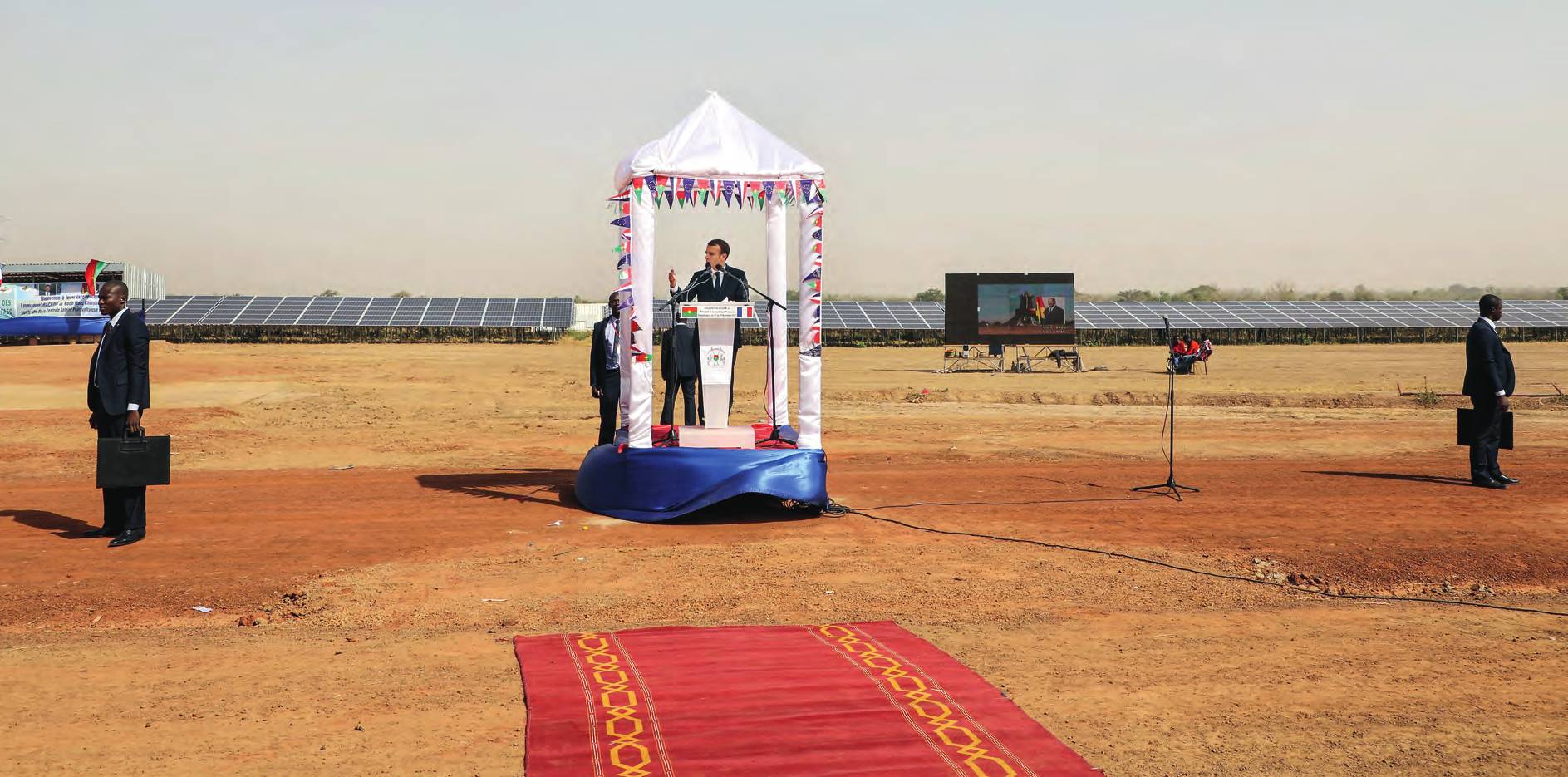 Le président français Emmanuel Macron lors de l’inauguration d’une centrale solaire à Zagtouli, près de Ouagadougou, au Burkina Faso, le 29 novembre 2017. LUDOVIC MARIN/POOL/REUTERS