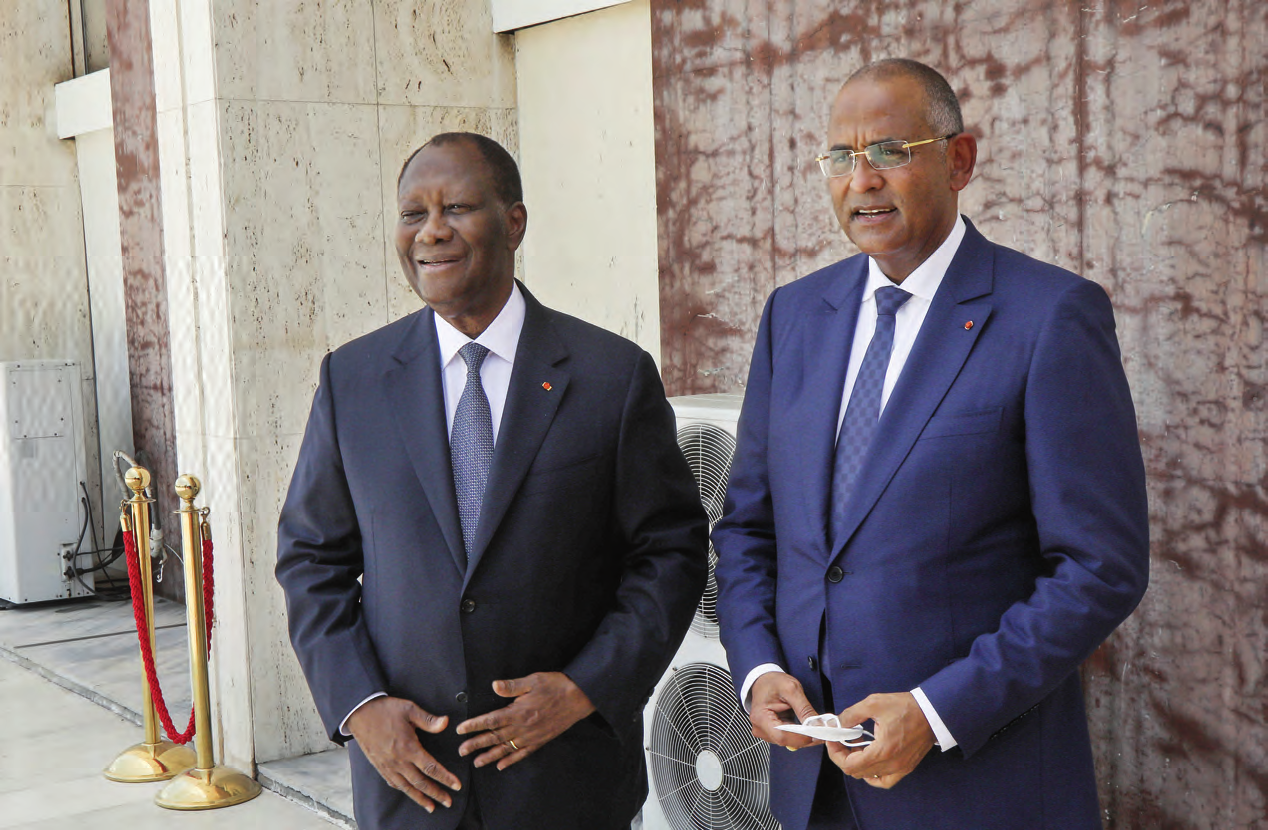 Le président Alassane Ouattara aux côtés du Premier ministre, Patrick Achi, au palais d’Abidjan le 7 avril 2021. LUC GNAGO/REUTERS