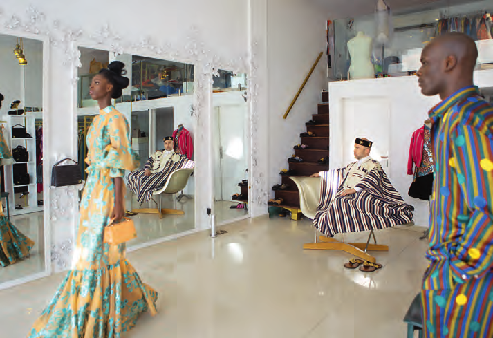 Capitale de la mode. En Afrique, c’est Abidjan qui donne le ton. Plusieurs stylistes du cru inventent et réinventent les métissages des matières et les formes chics. Comme ici, avec Élie Kwame (au centre), qui a créé sa marque de luxe à Paris, avant de s’établir sur les bords de la lagune en 2017. ADER DIABY