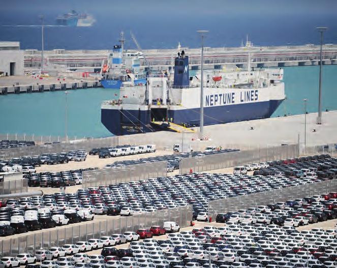 La plate-forme de Tanger-Med, au Maroc, réunit plusieurs de ces lieux aux régimes fiscaux et douaniers particuliers. FADEL SENNA/AFP