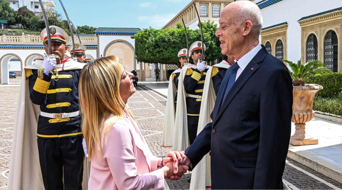 Le chef de l’État Kaïs Saïed rencontre la Première ministre italienne Giorgia Meloni au palais présidentiel de Carthage, le 11 juin, lors de sa visite officielle. SERVICE PRESSE PRÉSIDENCE/HO/AFP