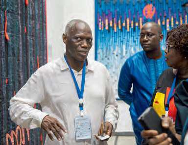 L’événement rend hommage au travail du maître malien Abdoulaye Konaté, 69 ans, qui expose ses œuvres dans l’ancienne salle d’audience de la Cour suprême.IBRA KHALIL TRAORÉ