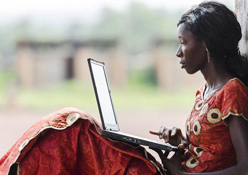 Aujourd’hui, en Afrique, environ 600 millions de personnes utilisent Internet.SHUTTERSTOCK