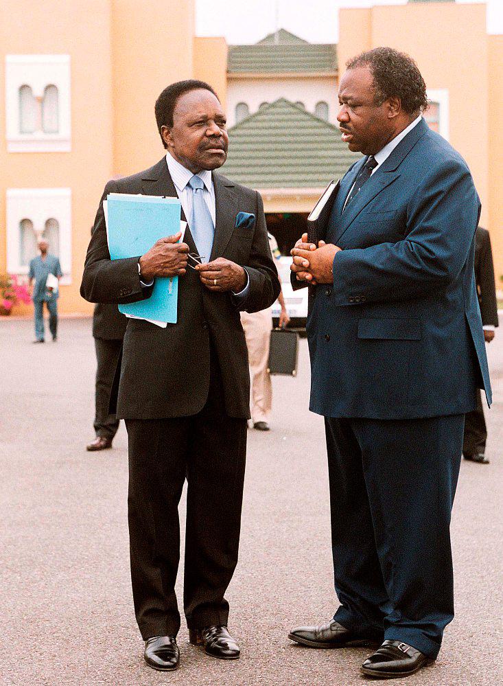 Omar Bongo et son fils Ali, alors ministre de la Défense, en 2005.ERICK BONNIER/LE FIGARO MAGAZINE