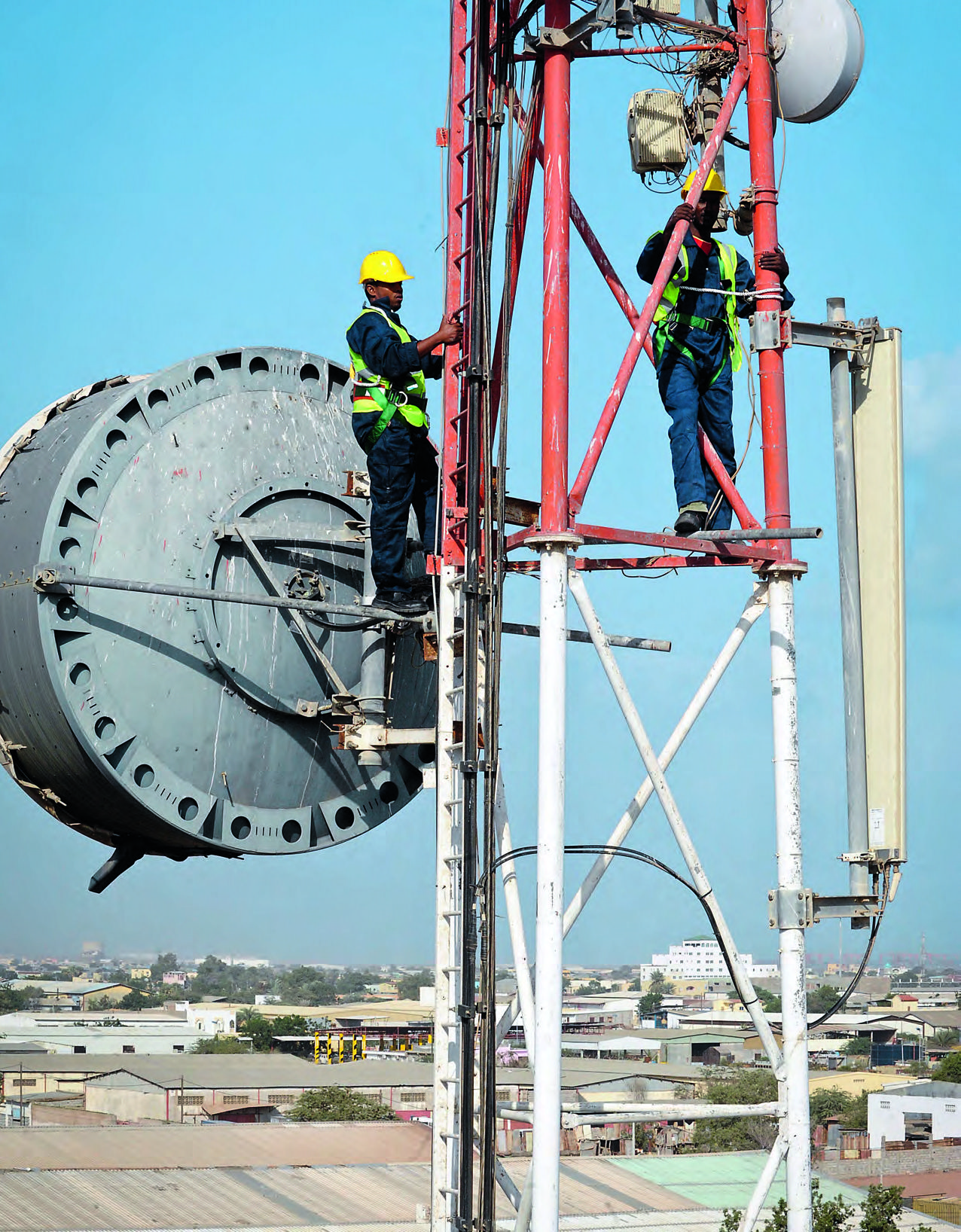 Des techniciens travaillant sur une antenne relais de Djibouti Télécom, leader sur le marché régional.  VINCENT FOURNIER/JEUNE AFRIQUE/RÉA