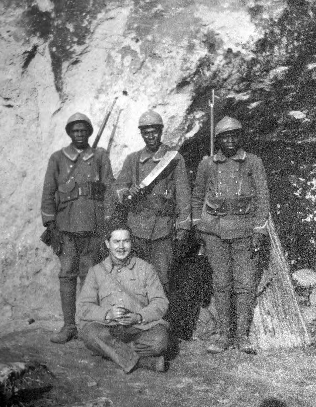 des soldats entre deux assauts, pendant la bataille du Chemin des dames, dans l’Aisne (France), en 1917. DR