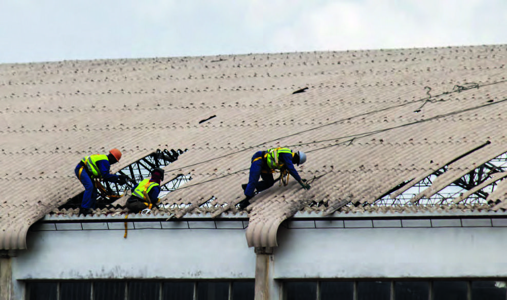 Le cyclone Idai a frappé le Mozambique en mars 2019. Ici, des techniciens réparent un toit endommagé, à Beira, en mai.SHUTTERSTOCK