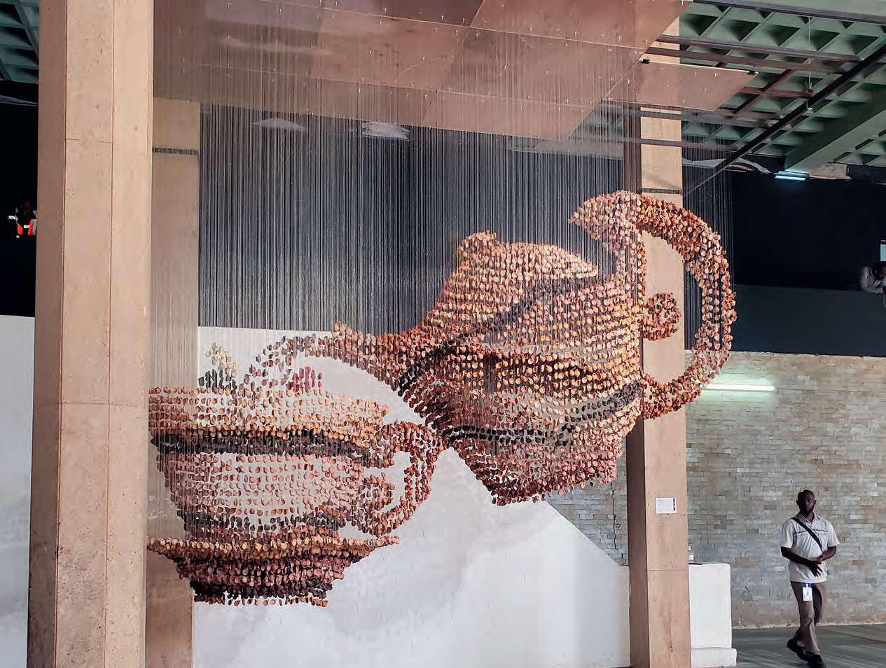 La céramiste nigérienne Ngozi-Omeje Ezema crée des installations immersives avec des fragments de terre cuite.LUISA NANNIPIERI