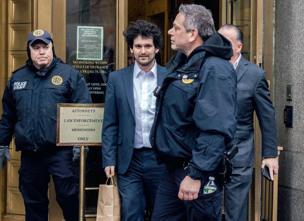 Sam Bankman-Fried quitte le tribunal, à New York, le 22 décembre, après son arrestation dix jours plus tôt.BRITTAINY NEWMAN/THE NEW YORK TIMES/REDUX-REA