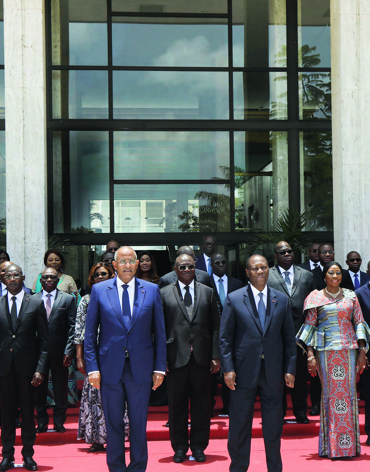 Le Premier ministre Patrick Achi et le chef d'État Alassane Ouattara posent avec le nouveau gouvernement au palais présidentiel, le 7 avril 2021. LUC GNAGO/REUTERS