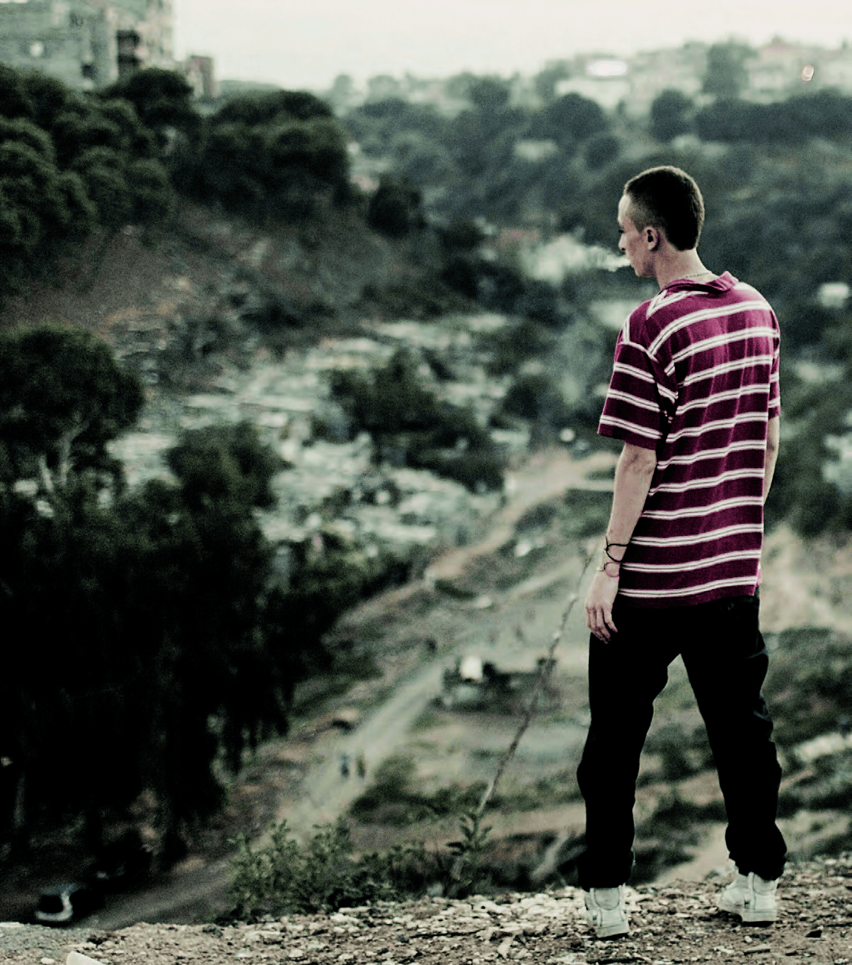 Un jeune homme sur une colline à Alger 