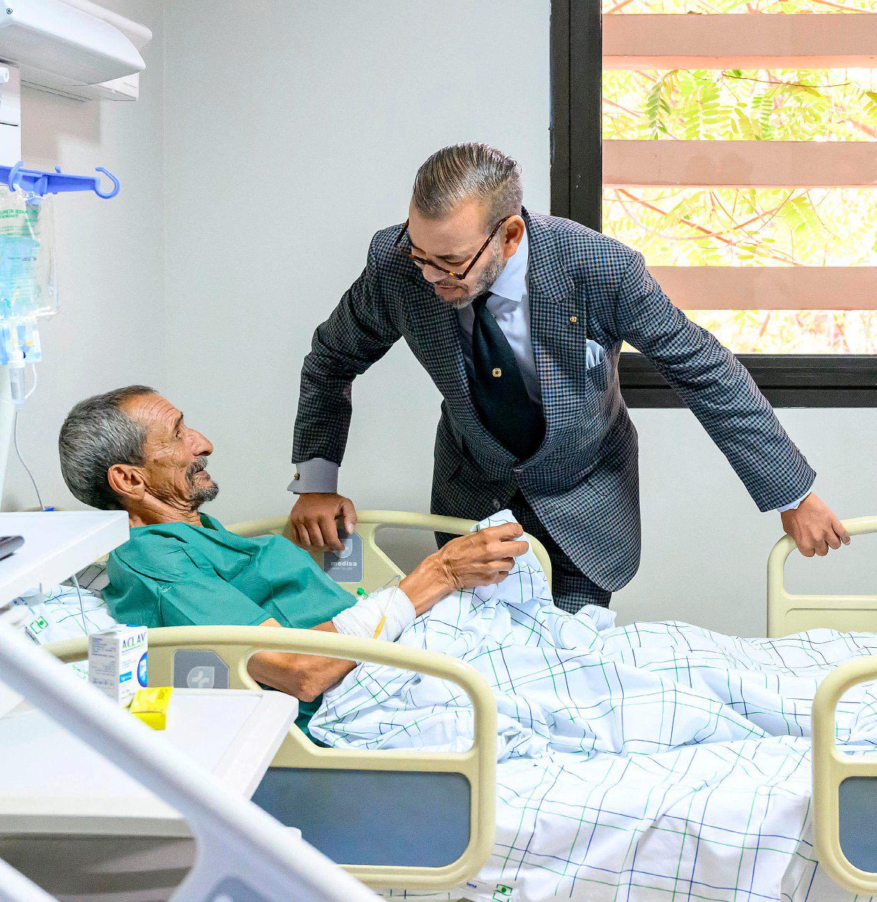 Au lendemain de la catastrophe, le roi Mohammed VI rend visite aux victimes dans un hôpital de Marrakech.BALKIS PRESS/ABC/ANDIA