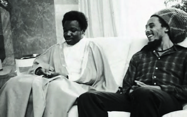 En haut, Ali Bongo reçoit Bob Marley en lieu et place de son père, en 1980.