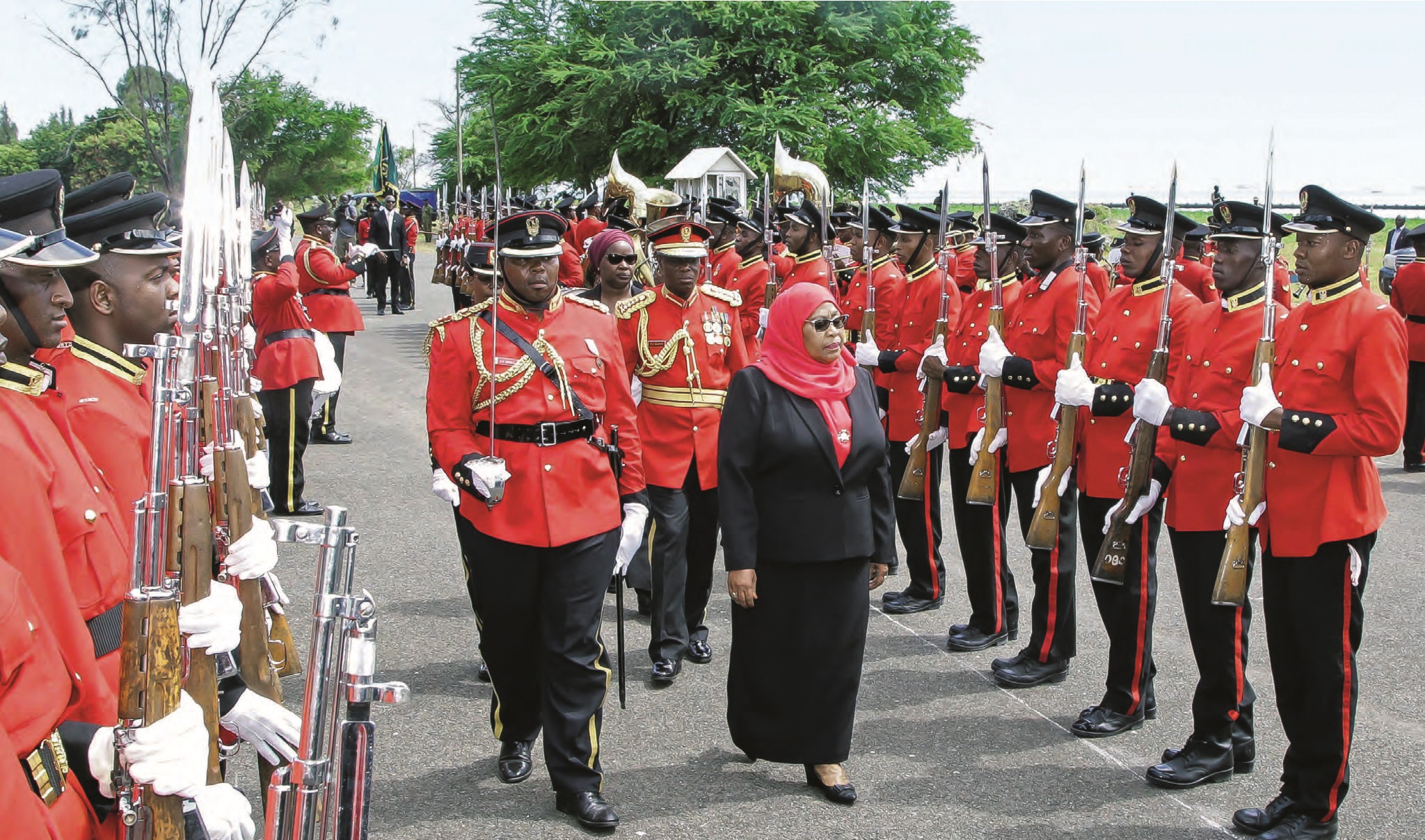 La cheffe d’État tanzanienne inspecte une garde d’honneur des forces armées du pays juste après avoir pris ses fonctions, le 19 mars 2021. REUTERS