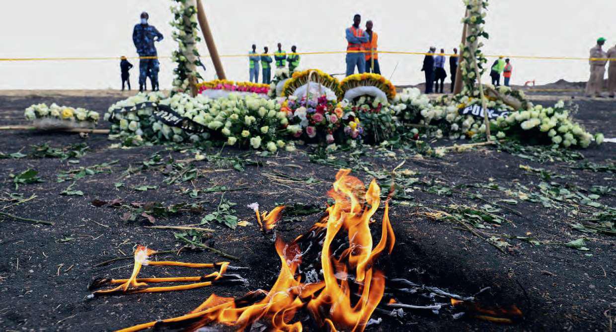 Recueillement sur le lieu du crash du vol ET 302, qui a fait 157 victimes le 10 mars 2019, près d’Addis-Abeba.TIKSA NEGERI/REUTERS