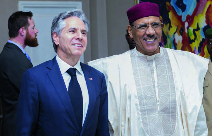 Mohamed Bazoum aux côtés du secrétaire d’État américain Antony Blinken, à Niamey, le 16 mars 2023.LOUIS VINCENT/DIRCOMPRN