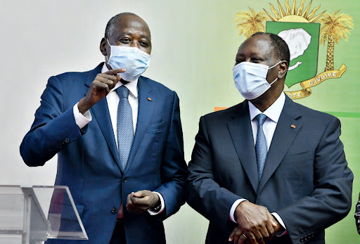 Aux côtés du président Ouattara, le 2 juillet, à l’aéroport d’Abidjan, de retour après deux mois de convalescence à Paris. DR