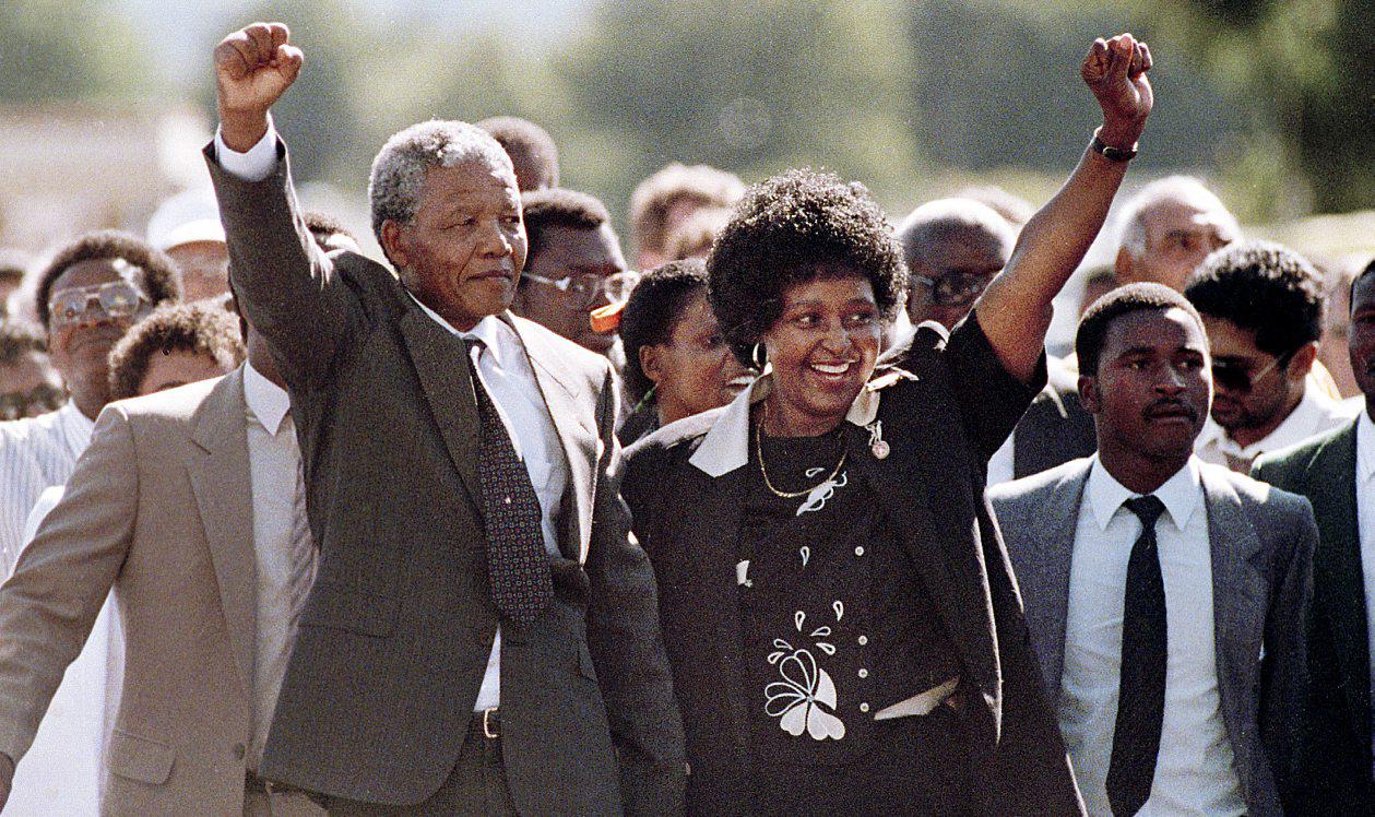 Nelson et Winnie Mandela, le jour où le futur président de l’Afrique du Sud est libéré de ses vingt-sept années de captivité.GRAEME WILLIAMS/SOUTH/REA