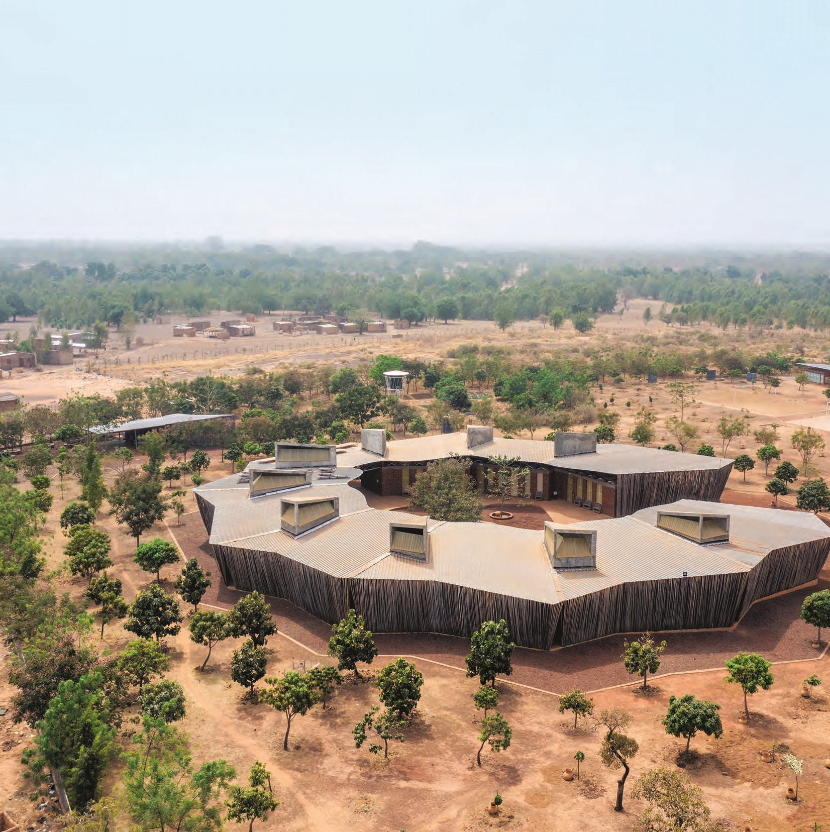 Cette « maison de la célébration » (en langue bissa) est une installation temporaire inspirée par les baobabs. Ses 12 tours invitaient les participants au festival de Coachella en 2019 à se retrouver, à l’abri du soleil et de la chaleur.IWAN BAAN (2)