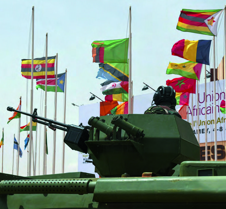 Des militaires nigériens devant le Palais des congrès, en juin 2019, durant le 33e sommet de l’Union africaine. ISSOUF SANOGO/AFP 