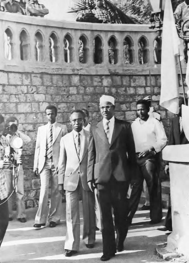 En 1977, le président Hassan Gouled, à droite, et son Premier ministre, Ahmed Dini, à gauche. Au second plan (en chemise blanche), DR Idriss Omar Guelleh, le frère aîné d’IOG.DR