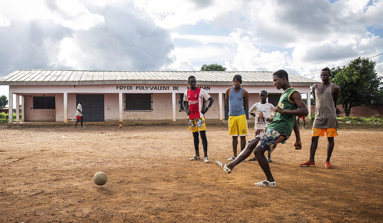De jeunes garçons du village de Koonan jouent au football devant le foyer polyvalent, géré par l’association Life on Land.VINCENT BOISOT/RIVA PRESS