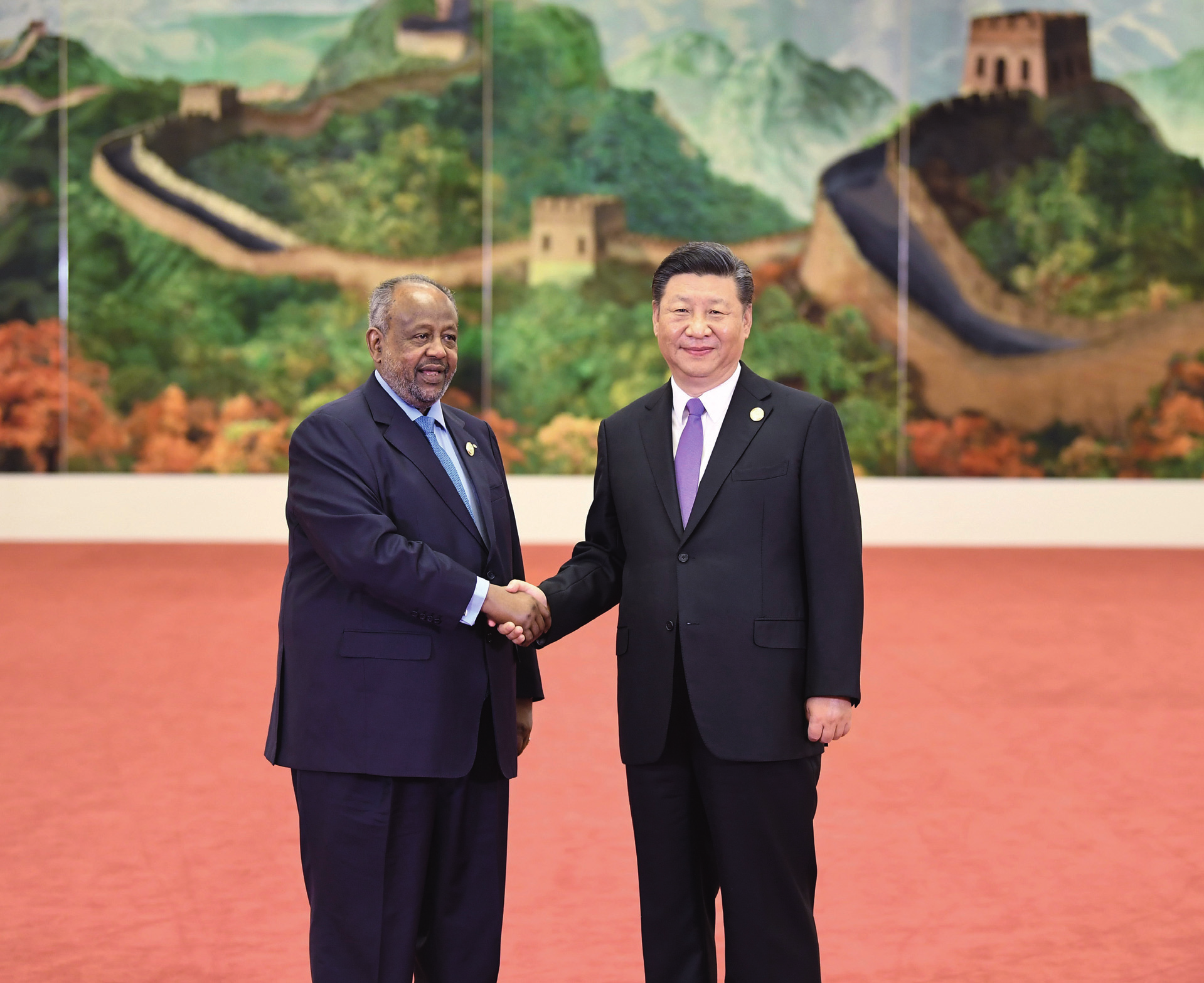 À l’international, que ce soit avec la Chine, la France ou les États-Unis, le président Guelleh maintient des liens diplomatiques forts. Ici, avec Xi Jinping.YAN YAN/XINHUA/REA 